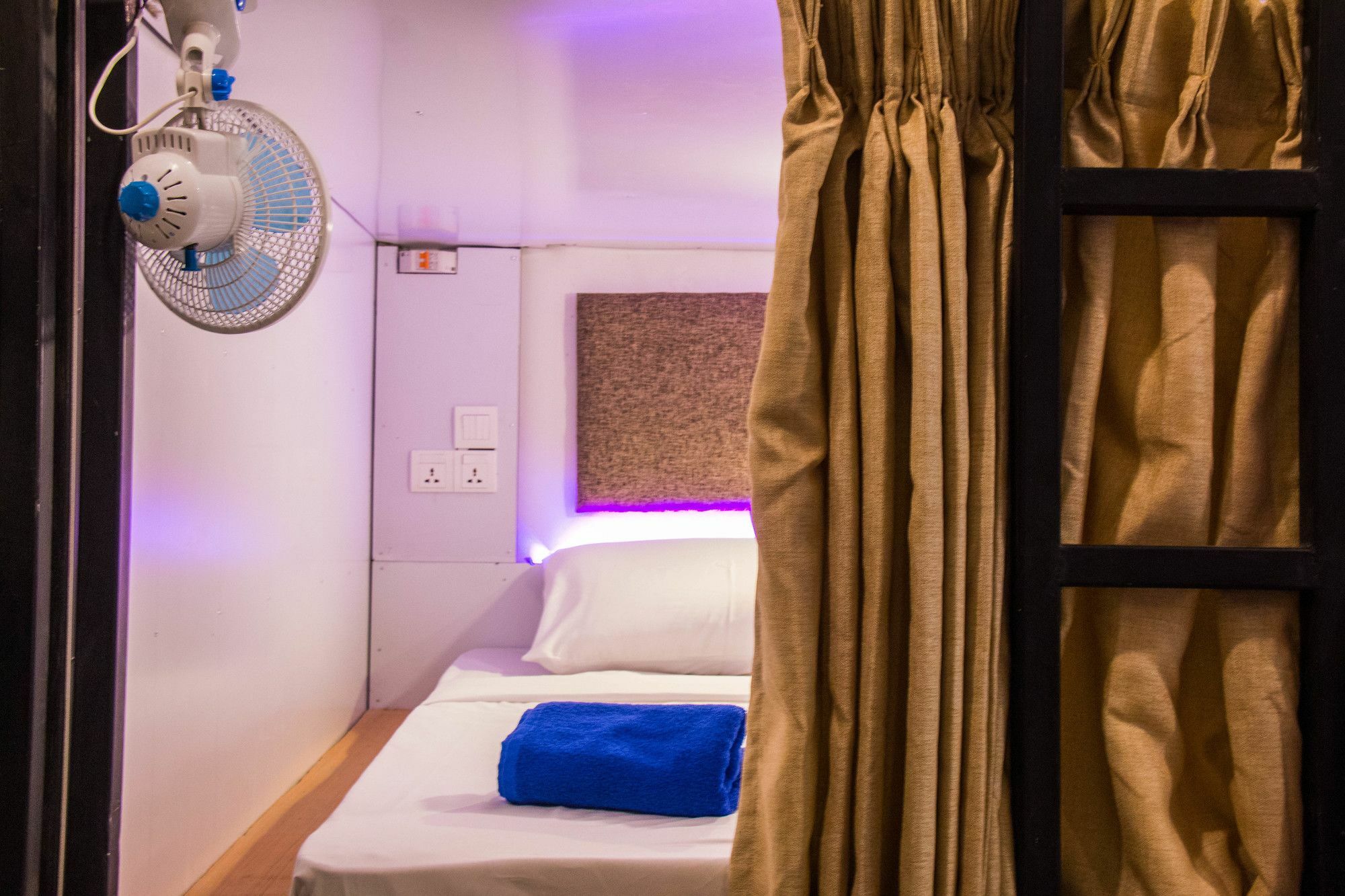 Bunk Planet Hotel Канди Екстериор снимка